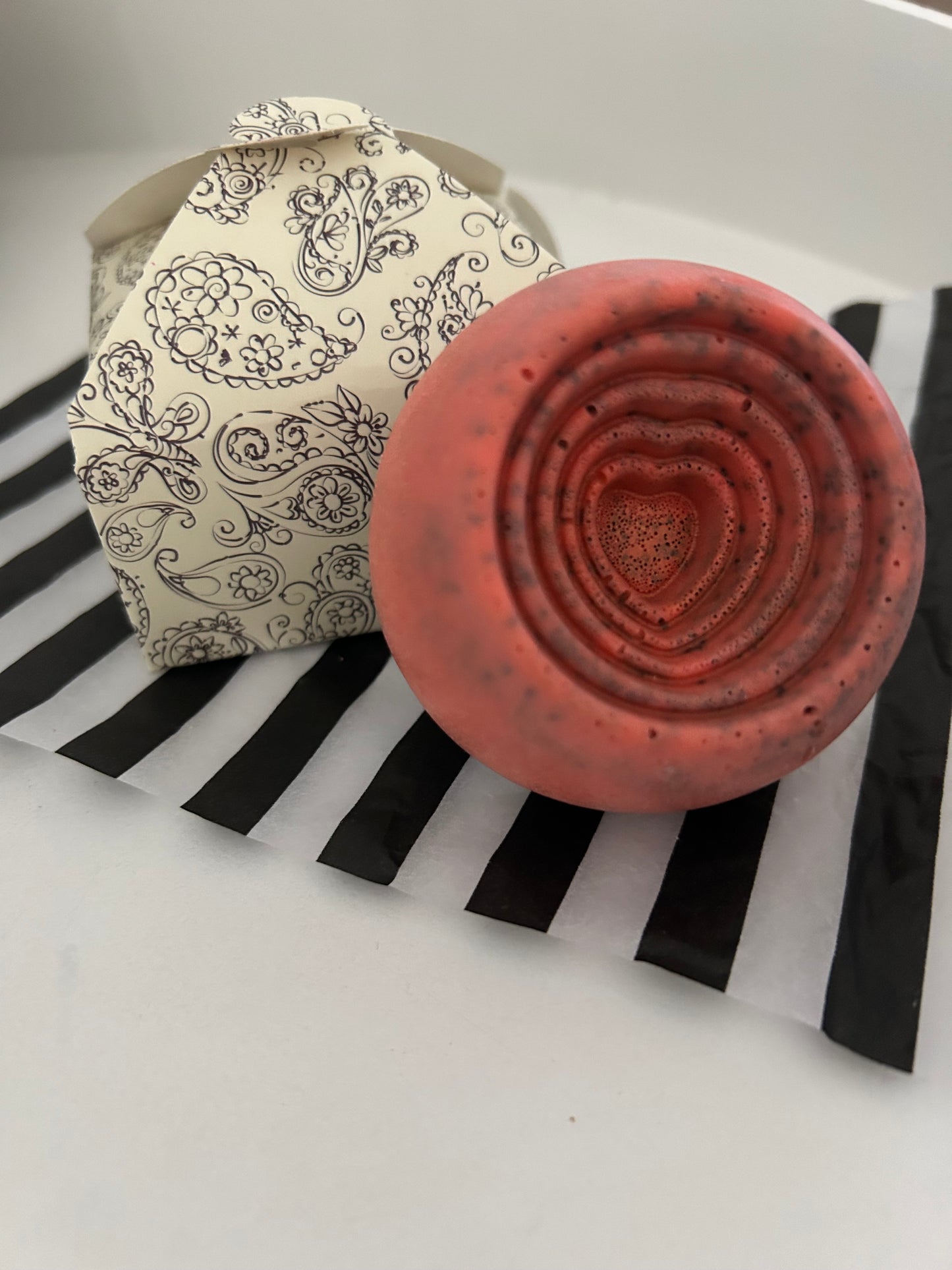 Savon exfoliant parfumé « cuir »